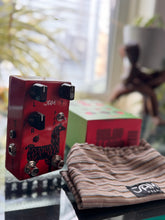 Load image into Gallery viewer, JAM Pedals Delay Llama

